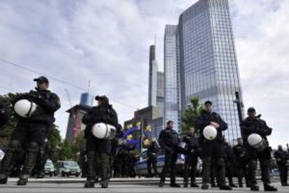 Policías antidisturbios alemanes permanecen hacen guardia ante la sede del Banco Central antes de la llegada de una protesta anticapitalista en Fráncfort (Alemania). EFE/Archivo