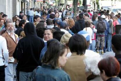 Cola de extranjeros y empleadores en la oficina de la avenida del Mediterráneo de Madrid.