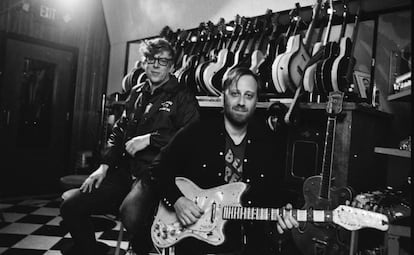 El baterista Patrick Carney (izquierda) y el guitarrista Dan Auerbach, líderes de The Black Keys, en una imagen promocional.