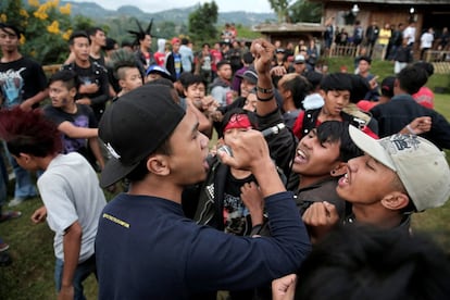 Lo que les diferencia del punk original es que ellos expresan sus ideales cantando sobre los valores del Islam. Desde la liberación de Palestina y otras cuestiones sociales que afectan a la comunidad musulmana en general. En la imagen, un vocalista de punk canta durante un festival en Bandung.