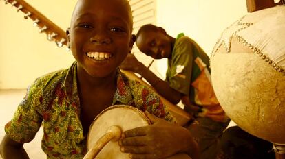 Niños con instrumentos de música en la escuela de Kirina, en Mali. 