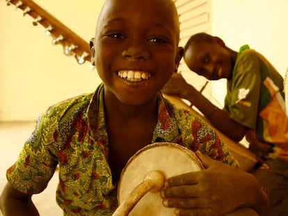 Niños con instrumentos de música en la escuela de Kirina, en Mali. 