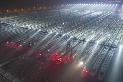 Varios trenes de alta velocidad esperan salir desde Wuhan para reforzar el transporte durante el periodo de vacaciones chino.