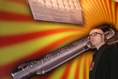 Luan Mart ante una de sus portadas expuestas en el centro de Arte Caja de Burgos (CAB).