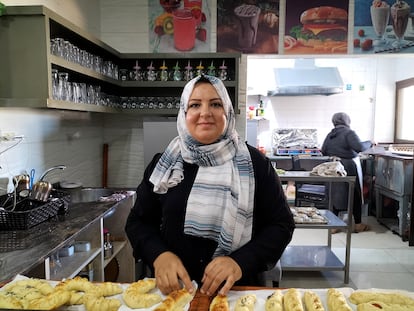 Riham Hamuda, copropietaria de Sabaia VIP, el pasado octubre en la cafetería, en Gaza capital.