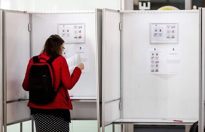 Una mujer ejerce su voto en las elecciones al Parlamento Europeo en la Estación Central de Utrecht (Países Bajos). Los resultados de las votaciones en ambos países se anunciarán oficialmente a partir del domingo por la noche, una vez que todos los países de la UE -la mayoría de los cuales vota ese día- hayan cerrado sus colegios electorales, acabando por Italia a las nueve de la noche.