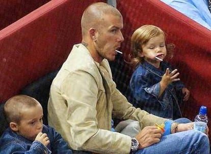 David Beckham y sus hijos Brooklyn y Romeo asisten a un partido de tenis.