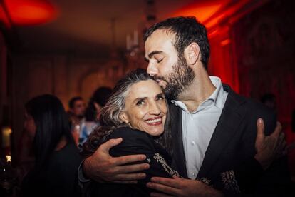 Lucas Arraut, director de ICON, besa a la bella Ángela Molina durante un momento de la fiesta.