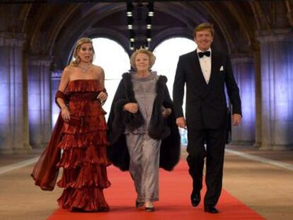 La reina Beatriz llega este lunes a la cena de gala con el heredero, Guillermo, y su esposa, M&aacute;xima.