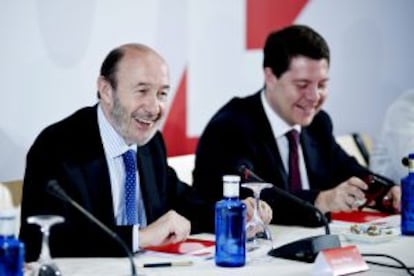 Rubalcaba, junto a García-Page, durante la reunión de la Comisión Permanente del PSOE hoy en Toledo.