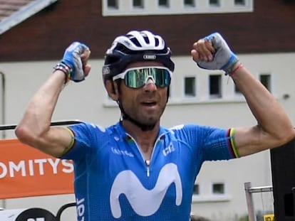 Valverde celebra una victoria en la Dauphiné Libéré de 2021.