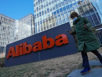 Una mujer delante de la oficina de Alibaba el pasado diciembre.