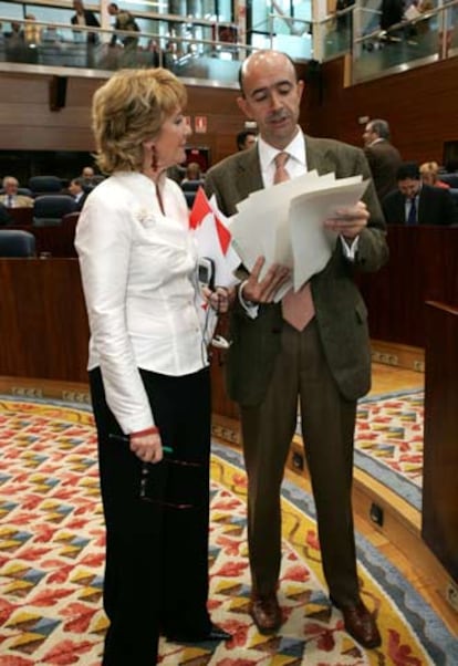Esperanza Aguirre y Manuel Lamela, ayer en la Asamblea.
