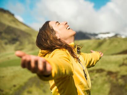 Una mujer siendo feliz en plena naturaleza.