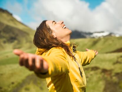 Una mujer siendo feliz en plena naturaleza.