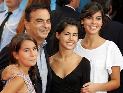 El empresario Carlos Ghosn y sus tres hijas durante un pase de 'El diablo viste de Prada' en el festival de Deauville en 2006. Nadine es la que está en el centro.