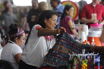 Durante diez días se expone y vende artesanía pintada a mano, alimentos típicos y prendas elaboradas de forma tradicional con tintes naturales y bordadas con hilo de algodón.