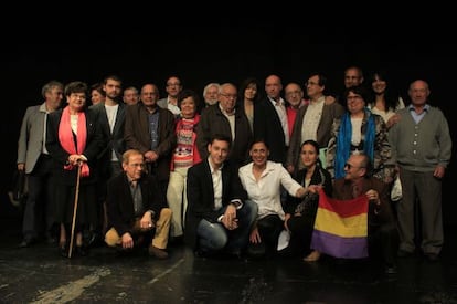 Los promotores de la Plataforma por la Comisión de la Verdad, ayer en un acto en el auditorio Marcelino Camacho de Madrid.