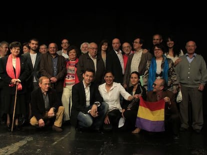 Los promotores de la Plataforma por la Comisión de la Verdad, ayer en un acto en el auditorio Marcelino Camacho de Madrid.