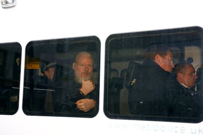 Assange es trasladado tras ser detenido en Londres.