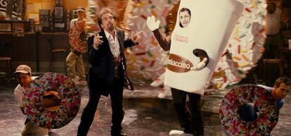 El más serio de los serios, un tipo duro de la familia Corleone que ha llegado a interpretar en pantalla al mismísimo diablo, se lanzó a vender su producto (el delicioso e inexistente) dunkaccino, acompañado de Adam Sandler en 'Jack y su gemela' (2011). Vamos, Al, sal a bailar.