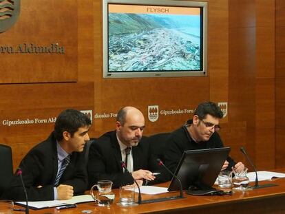 Guembe, Uriguen y Ukizu, de izquierda a derecha en la firma del convenio.