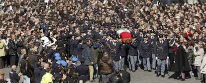 Un grupo de policías transporta el ataúd de su compañero Filippo Raciti, asesinado el viernes por hinchas del Catania.