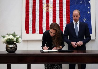 Os duques de Cambridge assinam, na embaixada norte-americana em Londres, o livro de condolências pelas vítimas de Orlando.