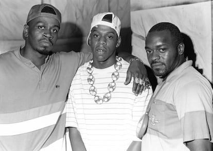 Jay-Z, en el centro, posa con dos amigos en una foto fechada según agencias en 1989. Entonces el cantante tenía 20 años.