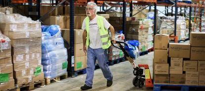 Un voluntario en el almacén del Banco de Alimentos de Barcelona.