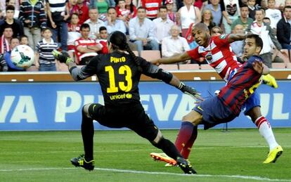 Brahimi supera Pinto não chute a gol do Granada.