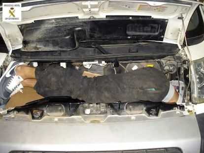 Un inmigrante incrustado en el motor de una furgoneta