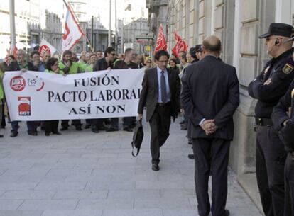 Varios grupos sindicales de UGT, CIG abuchean a los miembros de la junta cuando accedían a la sede de Caixanova