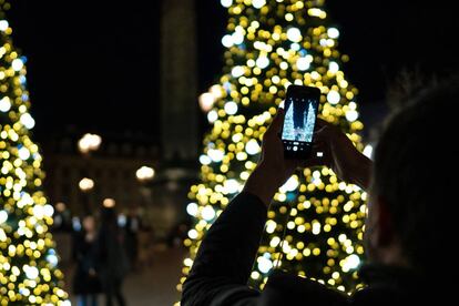 Un hombre toma una fotografía con su móvil en la Place Vendome de París, el pasado lunes.