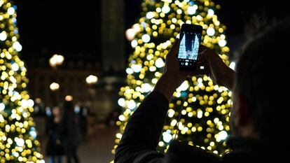 Un hombre toma una fotografía con su móvil en la Place Vendome de París, el pasado lunes.