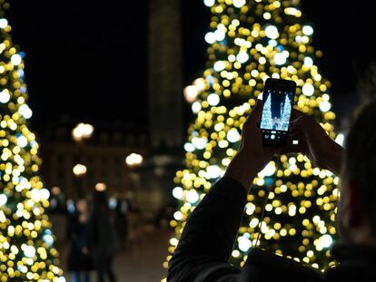 Un hombre toma una fotografía con su móvil en la Place Vendome de París, el pasado lunes.