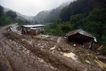 Así quedó la comunidad de Coscomatepec, en el Estado de Veracruz, ubicado en el Golfo de México, tras los deslaves causados por el paso de la tormenta tropical Earl. Según las autoridades estatales, al menos 10 personas han muerto a causa de este fenómeno.