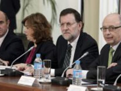 El presidente del Gobierno, Mariano Rajoy (2d); el ministro de Hacienda, Crist&oacute;bal Montoro (d); el ministro de econom&iacute;a, Luis de Guindos (i), y la vicepresidenta Soraya S&aacute;enz de Santamar&iacute;a (2i).