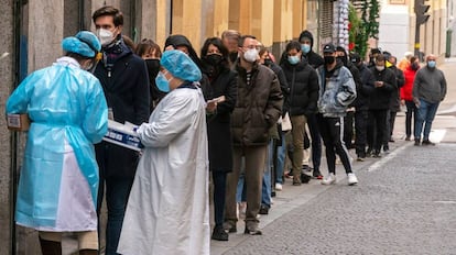 Cola para acceder al centro de salud de Universidad, en el centro de Madrid, el pasado 23 de diciembre.