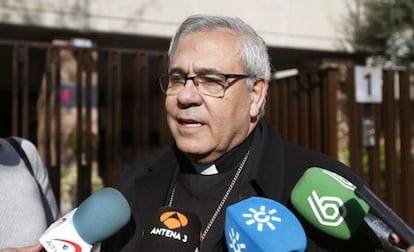 El arzobispo de Granada, Francisco Javier Mart&iacute;nez, a la salida de la reuni&oacute;n de la Asamblea Plenaria de los obispos, ayer en Madrid.