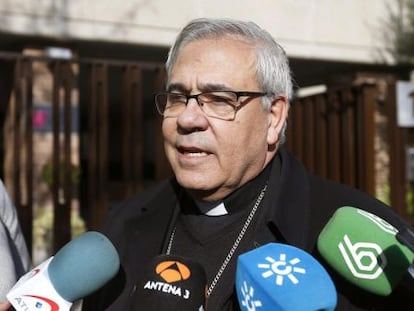 El arzobispo de Granada, Francisco Javier Martínez, a la salida de la reunión de la Asamblea Plenaria de los obispos, ayer en Madrid.