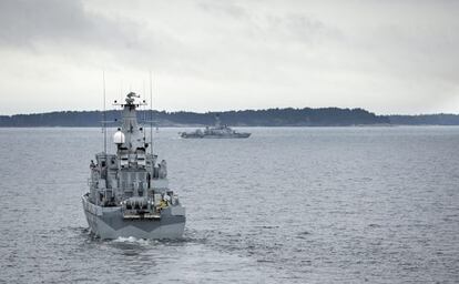 Un barco sueco patrulla el archipi&eacute;lago de Estocolmo, el pasado 19 de octubre.