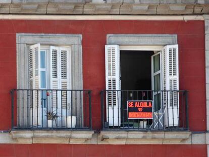 Carteles de venta y alquiler en un inmueble, en una imagen de archivo.