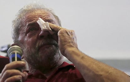 Lula chora ao discursar no sindicato dos banc&aacute;rios ap&oacute;s depoimento, no dia 4 de mar&ccedil;o. 