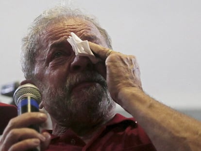 Lula chora ao discursar no sindicato dos banc&aacute;rios ap&oacute;s depoimento, no dia 4 de mar&ccedil;o. 