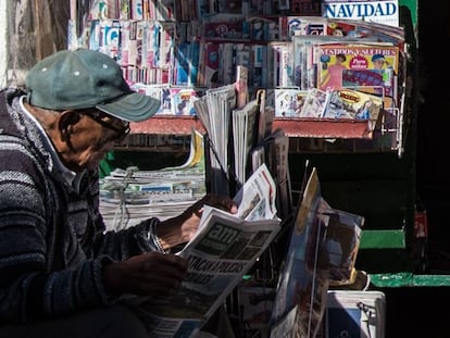 Un hombre lee un periódico en Guanajuato. 