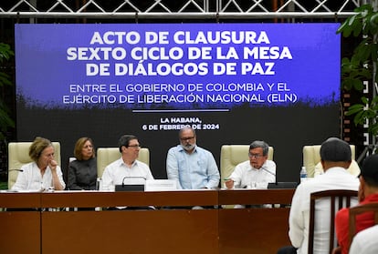 Representantes del Gobierno de Colombia y de la guerrilla del ELN durante la clausura del sexto ciclo de negociaciones de paz en La Habana, Cuba, el 6 de febrero de 2024.