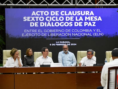 Representantes del Gobierno de Colombia y de la guerrilla del ELN durante la clausura del sexto ciclo de negociaciones de paz en La Habana, Cuba, el 6 de febrero de 2024.