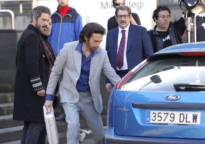 Jordi Mollà, Karra Elejalde y Unax Ugalde, durante el rodaje de 'Operación Concha' en San Sebastián.