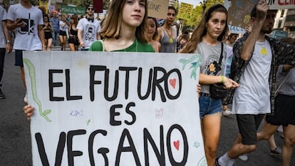 Manifestante em uma protesto a favor da dieta vegana em Barcelona, em agosto de 2019.